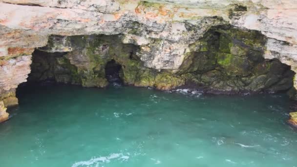保加利亚蓝绿色蓝绿色蓝绿色的蓝绿色波浪坠毁在风景优美的海悬崖水下洞穴的无人驾驶飞机镜头 高质量的4K镜头 — 图库视频影像