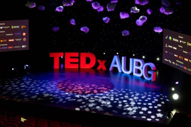 6 Nisan 2024, Blagoevgrad, Bulgaristan: Sahnedeki TEDxAUBG konferans mektupları. Ekranda sponsorlar görünüyor. Yüksek kalite fotoğraf. Yüksek kalite fotoğraf