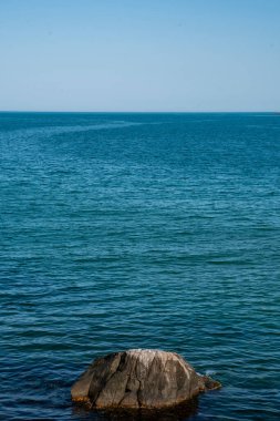 Denizde bir kaya oluşumu. Bir kaya oluşumunun yüksek kaliteli fotoğrafı