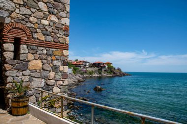 Bulgaristan 'ın Sozopol kentindeki bir kale kulesinin bir parçası olan deniz manzarası. Bulgaristan 'da bir şehir olan Sozopol' un yüksek kaliteli fotoğrafı.