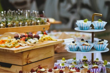 Yemek dolu bir ziyafet masası. Kaliteli yemek fotoğrafı.