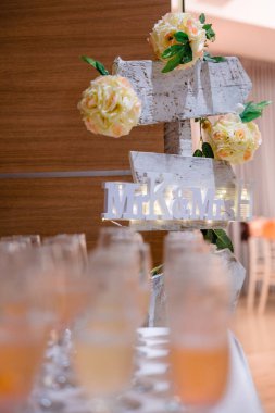 Düğün resepsiyonu için hoş geldiniz içkileri. Bay ve Bayan Bardak ile şampanya ve şarap imzalayın. Yüksek kalite fotoğraf