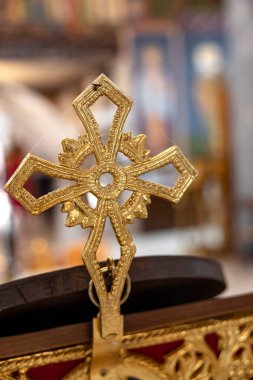 Kilisede altın haç, örümcek ağı ve örümcek ağıyla. Bulgaristan 'daki Ortodoks Kilisesi. Yüksek kalite fotoğraf