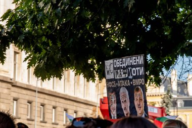 Sofya, Bulgaristan - 22 Eylül 2020: Yolsuzluğa bulaşmış siyasilere karşı düzenlenen 76 'ncı hükümet karşıtı protestolar sırasında göstericiler posterler taşıyorlar. Yüksek kalite fotoğraf