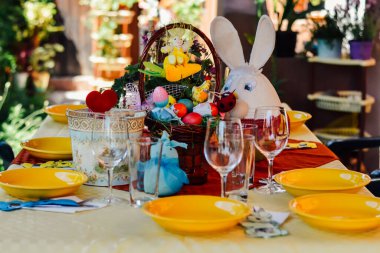 Ortodoks Paskalyasını kutlamak için aile yemeği. Bir masanın yüksek kaliteli fotoğrafı