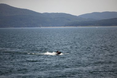 Güzel Bulgar doğasında Iskar Rezervuarı 'nı geçen iki jet gökyüzü. Uzakta dağlar var. Yüksek kalite fotoğraf