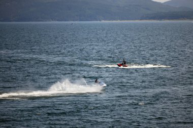 Güzel Bulgar doğasında Iskar Rezervuarı 'nı geçen iki jet gökyüzü. Uzakta dağlar var. Yüksek kalite fotoğraf