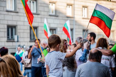 Sofya, Bulgaristan-22 Eylül 2020: Yozlaşmış siyasilere karşı düzenlenen 76 'ncı hükümet karşıtı gösteriler sırasında Bulgar bayrağını sallayan göstericiler. Yüksek kalite fotoğraf
