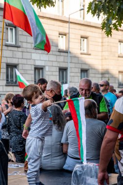 Sofya, Bulgaristan-22 Eylül 2020: Yozlaşmış siyasilere karşı düzenlenen 76 'ncı hükümet karşıtı gösteriler sırasında Bulgar bayrağını sallayan göstericiler. Yüksek kalite fotoğraf