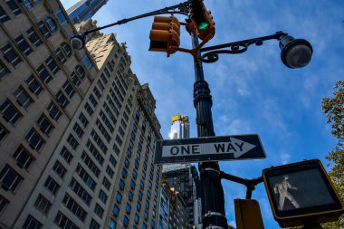 New York 'ta tek yön tabela. Sokak tabelasının yüksek kaliteli fotoğrafı.