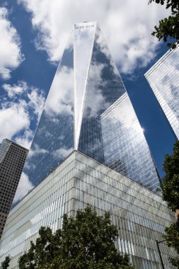 New York 'taki One World Trade Center gökyüzünü yansıtıyor. Bir binanın yüksek kaliteli fotoğrafı