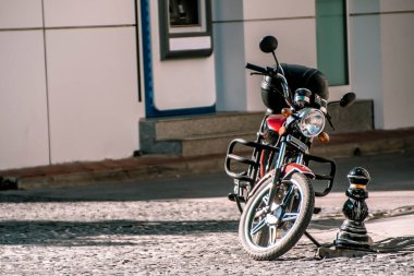 Kirklareli, Türkiye-27.09.20-A motosiklet kaldırım sokağına park edilmiş. Yüksek kalite fotoğraf. Yüksek kalite fotoğraf