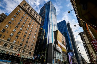 New York, New York - CIRCA 2018: Mavi gökyüzü ve beyaz bulutlarla açık güneşli bir günde New York 'taki yüksek binalar. - Evet. Yüksek kalite fotoğraf