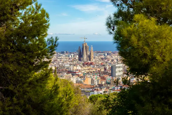 Barselona, İspanya, 23 Ekim. Mimar Antoni Gaudi tarafından tasarlanan Guell Parkı 'ndan Barselona manzarası. Yüksek kalite fotoğraf