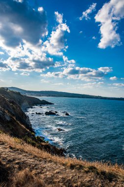 Arka planda dağ olan bir su kütlesi. Bulgaristan 'da bir sahil sahilinin güzel bir fotoğrafı. Yüksek kalite fotoğraf