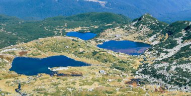 Bulgaristan 'da üç Rila gölünden oluşan bir panorama. Göllerin yüksek kaliteli fotoğrafı