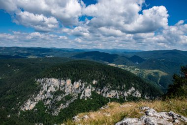 Bulgaristan 'daki yeşil dağlar ve beyaz bulutlu mavi gökyüzü. Yüksek kalite fotoğraf