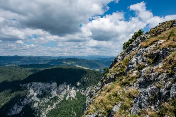 Bulgaristan 'daki yeşil dağlar ve beyaz bulutlu mavi gökyüzü. Yüksek kalite fotoğraf