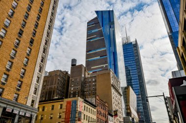 New York, New York - CIRCA 2018: New York 'ta yüksek binalarla çevrili kalabalık bir şehir caddesi. Yüksek kalite fotoğraf