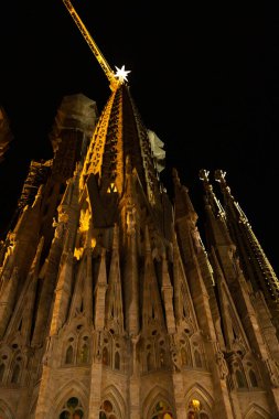 BARCELONA, SPAIN - 03 OCT 23: gece Gaudi 'nin Sagrada Familia Etkili Katedrali' nin detayları. Yüksek kalite fotoğraf