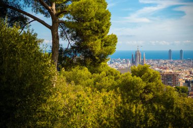 Barselona, İspanya, 23 Ekim. Mimar Antoni Gaudi tarafından tasarlanan Guell Parkı 'ndan Barselona manzarası. Yüksek kalite fotoğraf