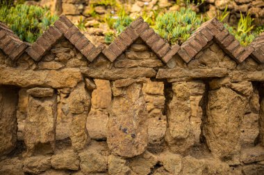 Barcelona 'daki Park Guell' in müzesinin yanında güzel bir tuğla çit var. Eski mimari konsepti. Yüksek kalite fotoğraf