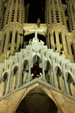 BARCELONA, SPAIN - 03 OCT 23: gece Gaudi 'nin Sagrada Familia Etkili Katedrali' nin detayları. Yüksek kalite fotoğraf