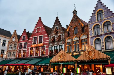 Brugge: CIRCA Aralık 2019: Bruges, Belçika 'nın merkezinde Noel için ışıklandırılmış eski Markt Meydanı. Yüksek kalite fotoğraf
