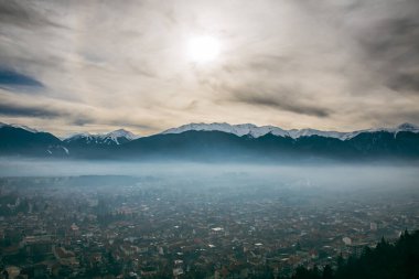 Pirin dağı, Bulgaristan. Kış kayak sezonunda karla kaplı. Sis ve Razgrad şehri dağın aşağısında. Mavi bulutlu gökyüzü. Yüksek kalite fotoğraf