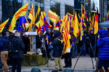 10.12.2019 - Brüksel, Belçika - Vietnam hareketi için insan hakları. Protestocular Vietnam bayrağı sallıyor. Yüksek kalite fotoğraf