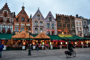 Brugge: CIRCA Aralık 2019: Bruges, Belçika 'nın merkezinde Noel için ışıklandırılmış eski Markt Meydanı. Yüksek kalite fotoğraf