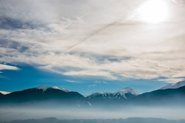 Pirin dağı, Bulgaristan. Kış kayak sezonunda karla kaplı. Dağın altında sis var. Mavi bulutlu gökyüzü. Yüksek kalite fotoğraf