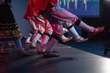 Sofya, Bulgaristan - 2023 dolaylarında - Geleneksel Bulgar dansçılar bir konferans ayakları sahnesinde uyum içinde hareket ediyorlar. Yüksek kalite fotoğraf