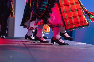 Sofya, Bulgaristan - 2023 dolaylarında - Geleneksel Bulgar dansçılar bir konferans ayakları sahnesinde uyum içinde hareket ediyorlar. Yüksek kalite fotoğraf