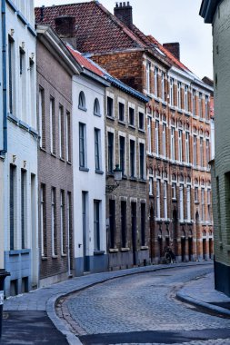 Brugge 'de sakin bir cadde. Bulutlu bir günde kaldırım ve tuğla binalar. Covid yüzünden sokaklar bomboş. Yüksek kalite fotoğraf