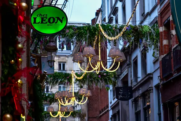 Brüksel, Belçika - 10.12.2019 - Brüksel, Belçika 'da Noel süslemeli bir cadde. Noel tatili için duvarlarda süslemeler ve süsler var. Yüksek kalite fotoğraf