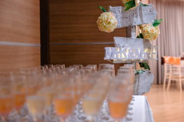 Düğün resepsiyonu için hoş geldiniz içkileri. Bay ve Bayan Bardak ile şampanya ve şarap imzalayın. Yüksek kalite fotoğraf