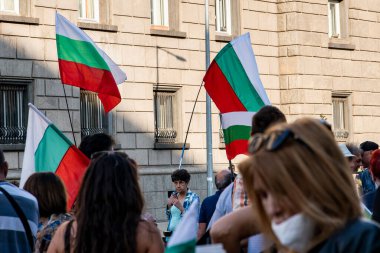 Sofya, Bulgaristan - 22 Eylül 2020: Yozlaşmış siyasilere karşı düzenlenen 76 'ncı hükümet karşıtı gösteriler sırasında Bulgar bayrağını sallayan göstericiler. Yüksek kalite fotoğraf