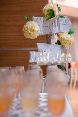 Düğün resepsiyonu için hoş geldiniz içkileri. Bay ve Bayan Bardak ile şampanya ve şarap imzalayın. Yüksek kalite fotoğraf