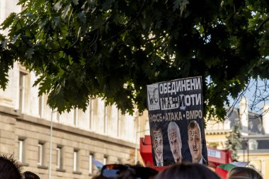 Sofya, Bulgaristan - 22 Eylül 2020: Yolsuzluğa bulaşmış siyasilere karşı düzenlenen 76 'ncı hükümet karşıtı protestolar sırasında göstericiler posterler taşıyorlar. Yüksek kalite fotoğraf
