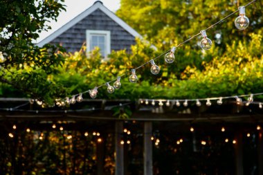 Kutlama için dekore edilmiş bir ev. Bir dekorasyonun yüksek kaliteli fotoğrafı.