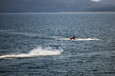 Güzel Bulgar doğasında Iskar Rezervuarı 'nı geçen iki jet gökyüzü. Uzakta dağlar var. Yüksek kalite fotoğraf