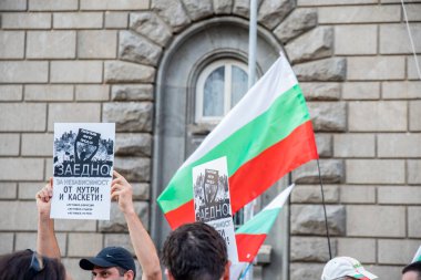 Sofya, Bulgaristan - 22 Eylül 2020: Yolsuzluğa bulaşmış siyasilere karşı düzenlenen 76 'ncı hükümet karşıtı protestolar sırasında göstericiler posterler taşıyorlar. Yüksek kalite fotoğraf