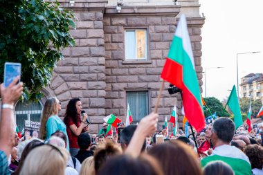 Sofya, Bulgaristan - 22 Eylül 2020: Yozlaşmış siyasilere karşı düzenlenen 76 'ncı hükümet karşıtı gösteriler sırasında Bulgar bayrağını sallayan göstericiler. Yüksek kalite fotoğraf