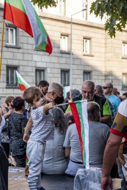 Sofya, Bulgaristan-22 Eylül 2020: Yozlaşmış siyasilere karşı düzenlenen 76 'ncı hükümet karşıtı gösteriler sırasında Bulgar bayrağını sallayan göstericiler. Yüksek kalite fotoğraf