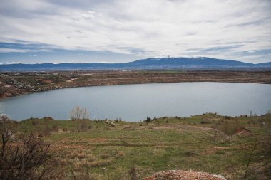 Eski Kremikovtsi madenindeki göl manzarası ve Sofya ve Vitosha Dağı manzarası. Yüksek kalite fotoğraf