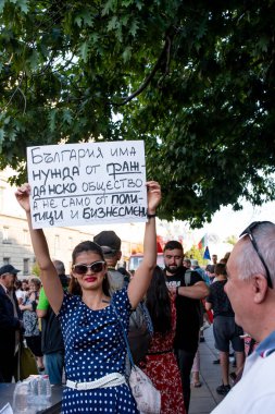 Sofya, Bulgaristan - 22 Eylül 2020: Yolsuzluğa bulaşmış siyasilere karşı düzenlenen 76 'ncı hükümet karşıtı protestolar sırasında göstericiler posterler taşıyorlar. Yüksek kalite fotoğraf