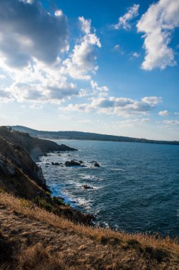 Bulgaristan 'da bir dağın yanında su var. Beyaz bulutlu mavi gökyüzü. Güzel manzara. Yüksek kalite fotoğraf