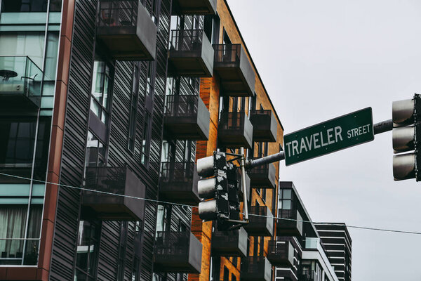 Вывеска Traveler Street в Бостоне. Высококачественная фотография уличного знака