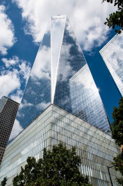 New York 'taki One World Trade Center gökyüzünü yansıtıyor. Bir binanın yüksek kaliteli fotoğrafı